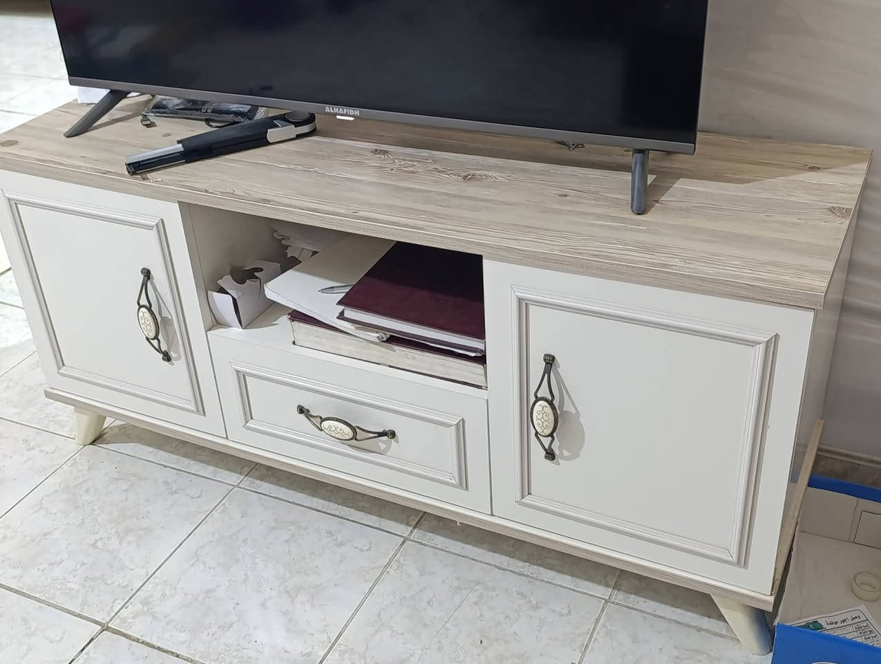 اغراض بيت استعمال اشهر قليلة ( نظافة عالية ) 
تخم 5 مقاعد ( 155 الف ) 

ثلاجة جبسون الاصلي (  220 الف )

ميز تلفاز ( 90 الف ) 

للتواصل *********** واتسآب فقط
