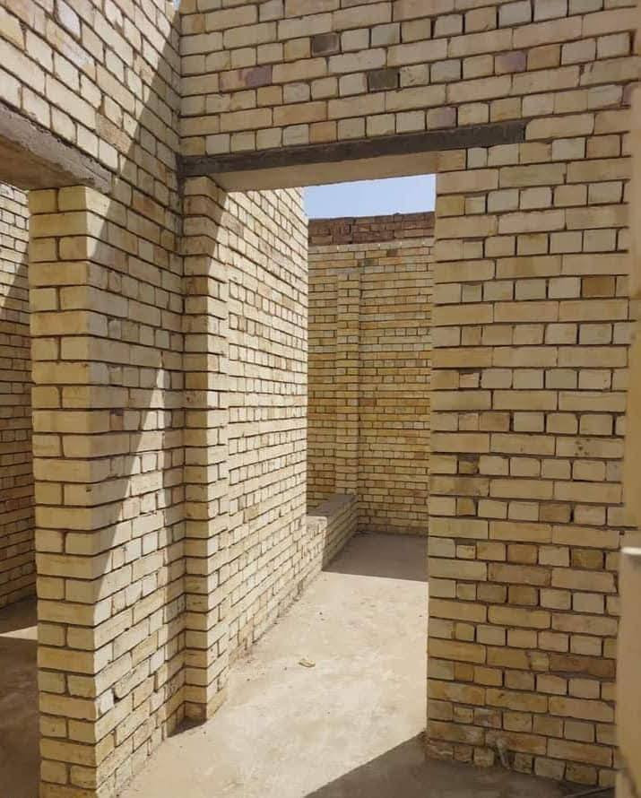 عرض بسعر ٤٥٠ الف للمتر فقط
بناء دار كامل وتسليم مفتاح وبمواصفات درجة اولى وجميع المواد مفحوصة وتصاميم وخرائط حديثة مجاناً من قبل
 الشركة... 

اولاً الاساس 

1- تنضيف الارض جيداً من الاوساخ والانقاض 
2- فرش الجلمود و السبيس المفحوص بارتفاع ٤٠ سم وحدله مع الرش بحادلة 20 طن
3- فرش الارض باكملها بنايلون زراعي سميك  
4- تاسيس الحصيرة الاولى والجسور حسب تصميم الخارطة بالشيش الاوكراني ورفعها عن الارض ( سبينسر)
5- تاسيس المجاري نوع الامل الشريف وناطق الجبوري ٤ انج مع عمل قالب ثابت للمنهولات واغلاقه حتى نهاية العمل وتسليط الانابيب بطرق هندسية 
6- تسليح الارض بشبكة ثانية من الشيش ff  12 و 16 حسب عدد الطوابق والتصميم الانشائي 
6- صب الارضية ( رفت) صب مركزي c35 بارتفاع لايقل عن ٤٠ سم  مع رش الكلوريدين قبل الصب مع عمل منظومة معالجة الارضة والحشرات

 ثانيا الهيكل 

1- صب بتلو ٢٠  سم من الاسمنت المقاوم 
2- بناء الدار بارتفاع ٣.٢٠للطابق الارضي و٣.١٠ للطابق الاول وبطابوق جمهوري( البيان - ابو الجص - العنكوش)  خالي من الاملاح مع تثبيت انابيب المرازيب والسبالت والستلايت والانترنت مع البناء 
3-عمل قالب الطابق الارضي وعمل رباط سقف للطابق الارضي ٤٠ سم والطابق الاول والبيتونه ٤٠ سم فوق الابواب والشبابيك
4- تثبيت انابيب الكهرباء بالسقف 
5- تسليح بشيش ff  بابعاد ١٥ سم وعمل جسور مخفية في المساحات الكبيرة 
6- صب السقف صب مركزي c35 أجهزة رطبة حديثه ٢٠١٩ 
7 - بناء الطابق الاول  بنفس المواصفات والمواد المذكورة سابقاً مع البيتونة وعمل مرد ماء مسلح  ٢٠×٢٠ للسطح 

الكهرباء والماء والاشتايكر 

1- يتم تاسيس انابيب الماء للدار ٣ خطوط ppr الماني مسلح وتسليك اكثر من خط للنازل مع تاسيس انابيب التقطير للسبالت وتثبيت خلاطات كروهي دفن ٣ خطوط  للدار بالكامل ( الدوش والغربي  ) 
2- يتم تشطيب الخلاطات والصحيات تركي درجه اولى 
3- يتم تاسيس الكهرباء انابيب اردني ( وسلك وسعودي )  وتشطيبها بفتنك اماراتي الوان درجه اولى 
4- لبخ جدران السطح ونثرها  وثم تطبيك السطح بمادة الاشتايكر مع وضع عوازل من قبل شركه مختصة بهذا المجال 

الابواب والشبابيك والمحجرات 

1- يتم وضع فريم حديد مع الكتائب وثم تركيب شبابيك المنيوم  والالوان  حسب رغبة صاحب الدار
2- يتم تركيب الابواب القاصه للصاله وابوب تركي  للداخل وابواب (pvs  -   المنيوم ) للخدمات والمناور حسب الرغبة من قبل صاحب الدار
 3- يتم تركيب محجرات المنيوم تركي ٤ خطوط شخاطه  

السيراميك والبياض والارضية

1- يتم اجلاء جدران المطبخ والخدمات بالسيراميك االاسباني  والمناور للاستفسار الاتصال على الرقم ***********📱***********
