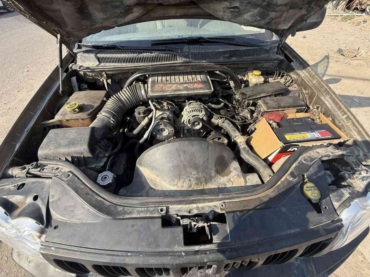 سلام  عليكم. سياره جيب للبيع سياره نضيفه مكينه 6سلندر كير جديد. تخم تيارات جديد سياره شغاله سعر 87 و بي مجال حك الجيه  مكان شارع فلسطين 
***********
