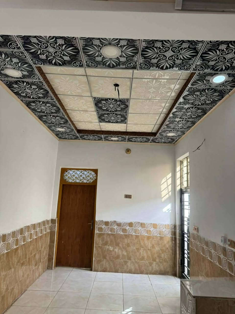 بسم الله الرحمن الرحيم بيت ل بيع المساحه 100 متر 😇البيت طابق واحد 🏠
✅ستقبال 
✅ غرفه عدد 1
✅صاله عدد 1
✅مطبخ
✅ صحيات عدد 2 
المكان حي النداء شارع المجمعات شارع 60  اول تنزل مسافه قريب عشارع 60 ضهر تجاريه صير 
البناء طابوق نهروان والسقوق صب كونكريت
السعر 74 💰 مجال بسيط 

للاستفسار *********** 
#ملاحضه_يوجد_واتساب 📩📩
