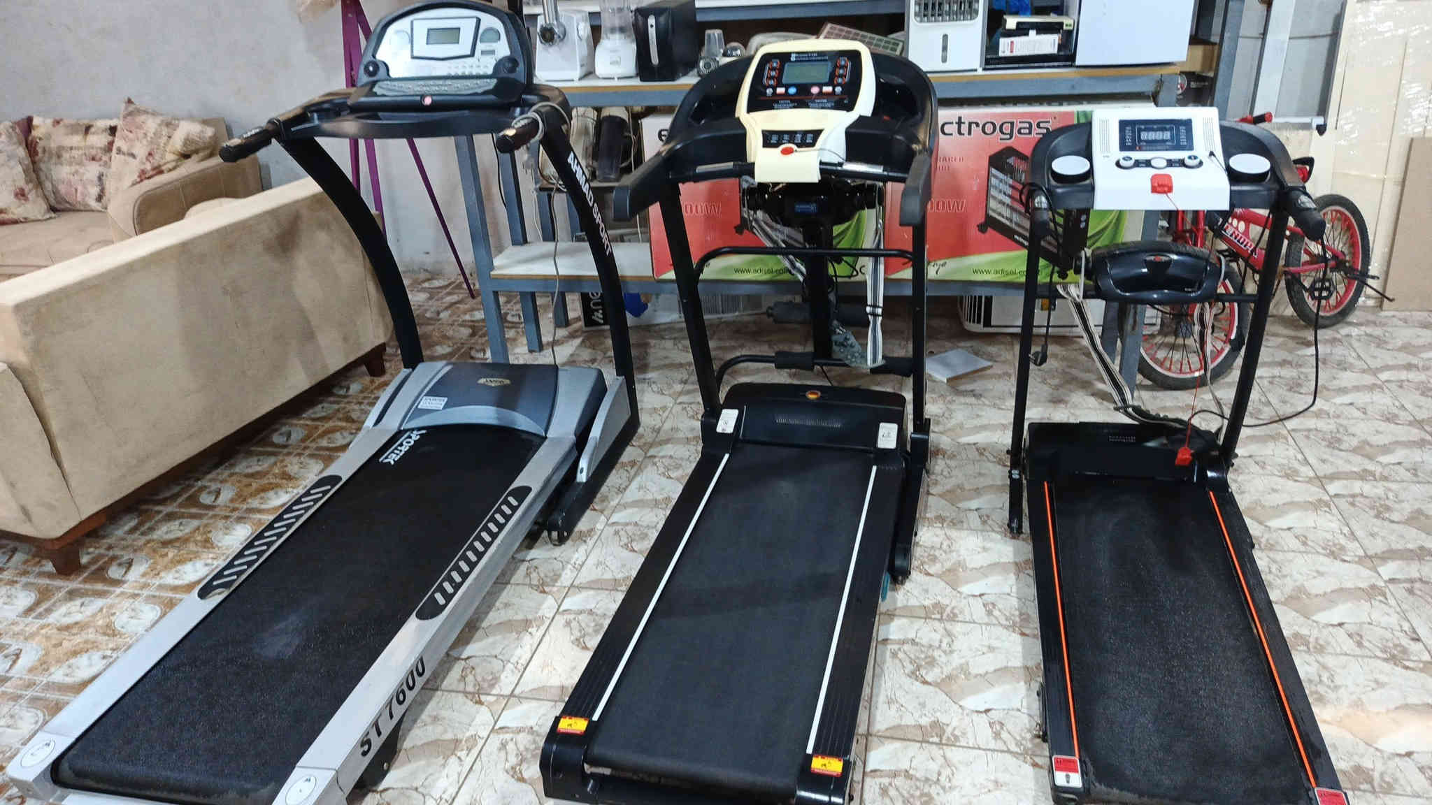 السلام عليكم ورحمه الله 
عرض خاص عل كافة الاجهزة الرياضية
 @إشارة اجهزة الجري الموجودة
الاسعار والتفاصيل داخل الفيديو 
العنوان 
الفلوجة حي الجغيفي الثانيه رابع فرع بعد انهاء علوة المحضر 
للاستفسار 
***********
***********
***********
