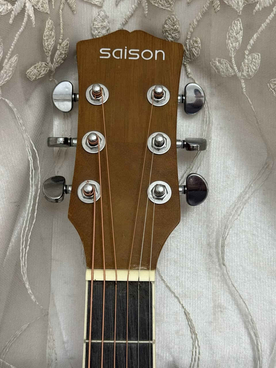 كيتار اكوستك خشب اصلي وبالكامل خشب يعني فنكر بورد و جسر الاوتار كلة خشب الكيتار بي كسر بالعنق اثر النقل ومصلح بس نهائيا ما ماثر وتصليحة قوي عنق الكيتار بي النكي يعني احترافي صوتة مرتب ويا بك للعزف السعر ٥٠ الف وبالعافية


**إذا كنت صاحب هذا الإعلان وتريد حذفه لأي سبب، رجاءا أرسل رسالة إلى الدعم الفني**