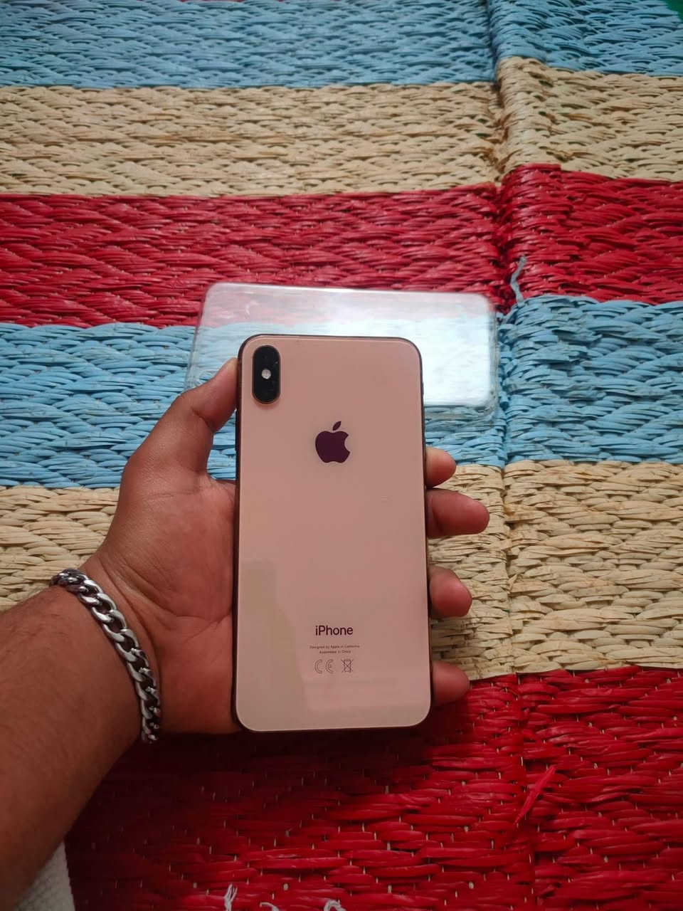 السلام عليكم اكس ماكس 
ذاكره٢٥٦ بطاريه ٦٠
الجهاز لون ذهبي نضيف شاشه ٣ خيارات اصليه الجهاز كله شغال فقط الدكمه واكفه الباقي كله شغال وعلفحص سعر ١٧٥ بي مجال بيع ومراوس مكاني بغداد بلمدينه ***********
