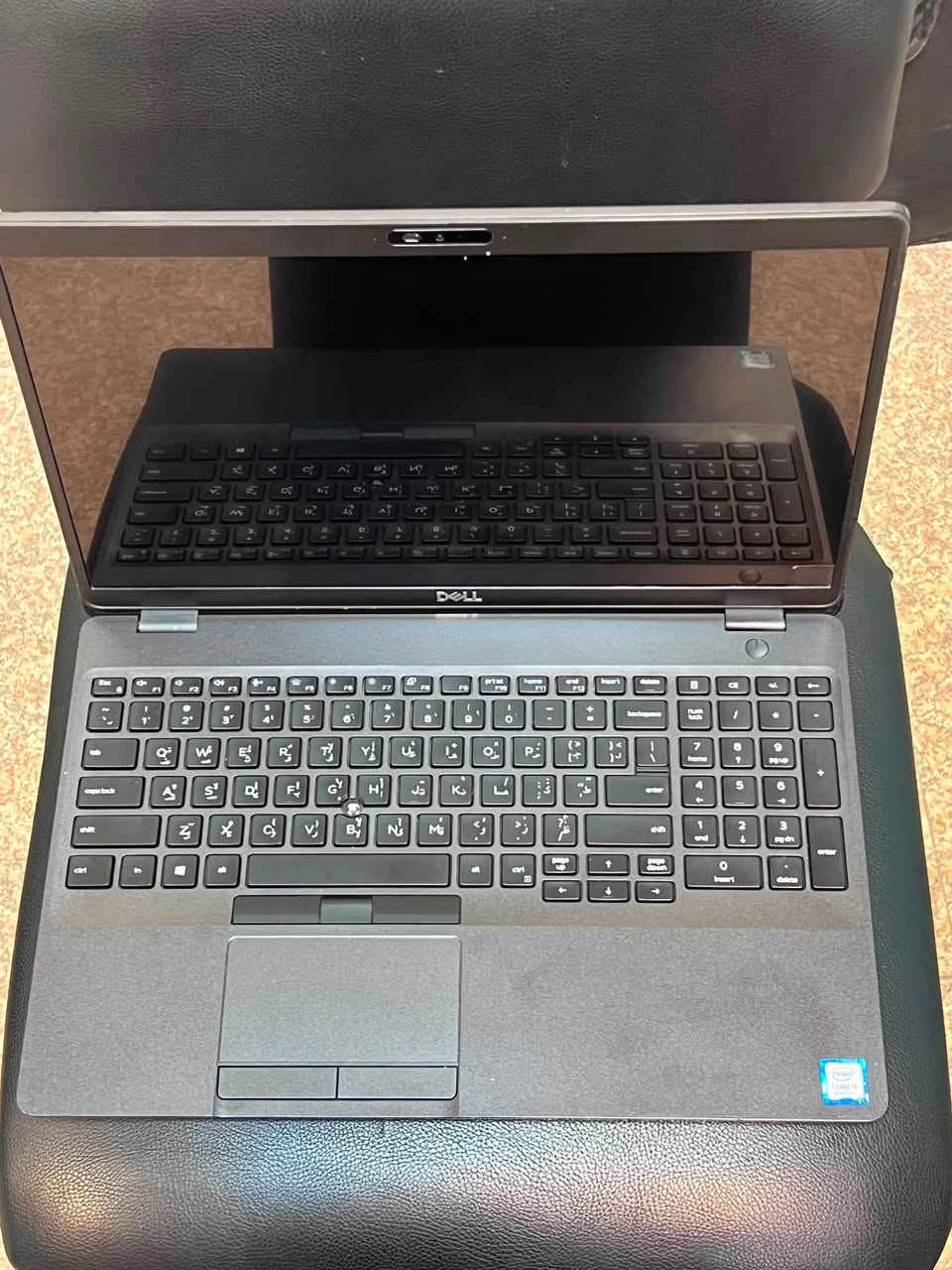 لابتوب من شركة DELL المعروفة
المعالج: Intel Core i5 (الجيل الثامن) - قوي وسريع جداً للمهام المتعددة ويدعم ويندوز 11 رسمياً رباعي النواه .
 الشاشة: بمقاس كبير 15.6 بوصة مريحة للعين ومضادة للتوهج.
 لوحة المفاتيح: كيبورد كامل يحتوي على أرقام جانبية (تصلح لأعمال المحاسبة والإكسل) مع زر التوجيه السريع (Trackpoint).
 كارت الشاشة: Intel UHD Graphics 620 المدمج (ممتاز للأعمال والتصفح وبرامج التصميم الخفيفة).
 الخصوصية: كاميرا ويب مزودة بغطاء حماية يدوي مدمج لإغلاقها في أي وقت.
الجهاز نظيف جداً وعلى الفحص وممتاز جداً للطلاب والموظفين وأصحاب الأعمال.
يجي وياها الشاحنة الاصلية + ماوس + حقيبة 

للتواصل:-***********
