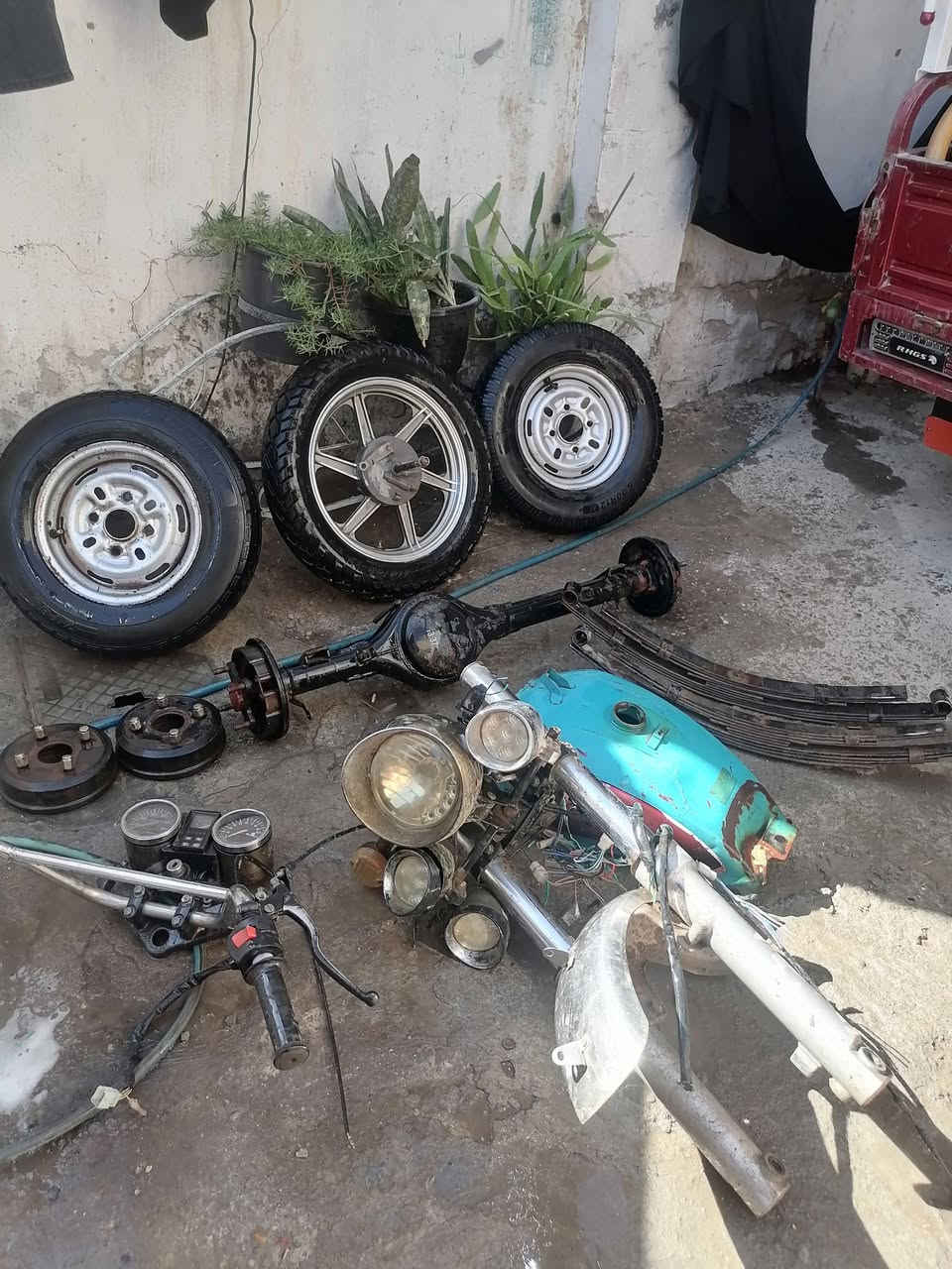 يتوفر غراض جمرة تفصيخ نضاف
اكسل كامل مكفول ب80 
ويالة وتايرات خلفية جوبلس 40 
ويل مع البيم والبطيخة امامي وتاير جديد ب40 
ورك ب40
صدر كامل مع الدشبول واللايت والسكنات ب70
تانكي نضيف ب20 
محرك شغال ب100 
كير بوكس ب10 
بغداد البياع الشرطة الرابعة *********** بي واتساب
