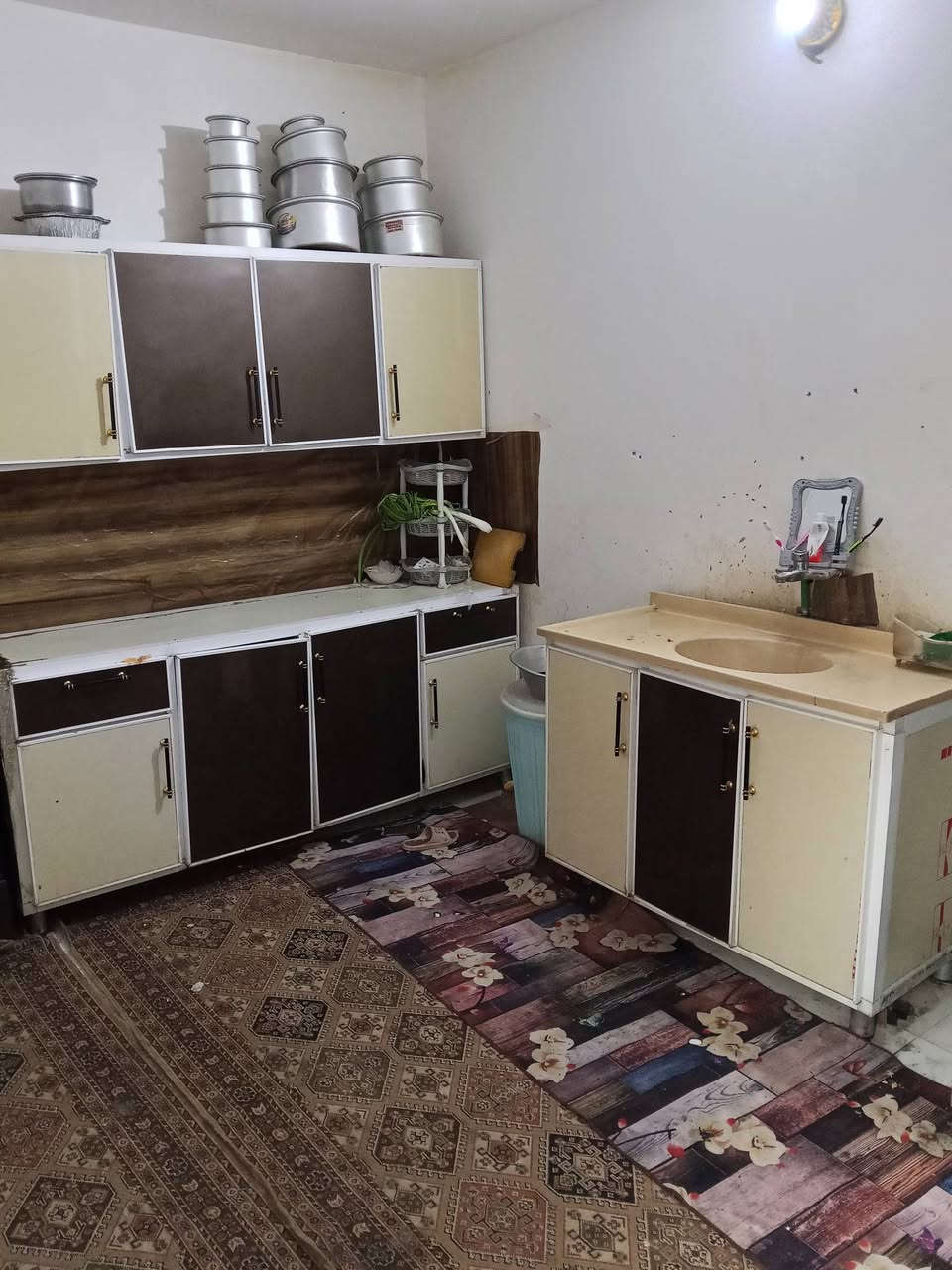 البيت للبيع با الكادميه المساحه 100م شرك 5 في 20 مطلوب إسكان يحتوي البيت علا غرفه نوم و صاله و مطبخ و براني وصحيات خارجية و داخليه اللاستفسار مراجعة مكتب سلام الجبوري ***********
