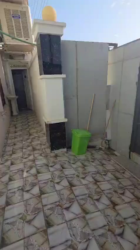 سلام عليكم 
مشتمل للبيع 
مساحة 100 متر واجها 10 نزال 10 

يحتوي على 4 غرف الطابق الارضي 1 غرفه + استقبال + مطبخ + صالة ..
الطابق الثاني 3 غرف + صالة + بيتونه 
المشتمل كامل وبناء معتمد 

المكان الفلوجة ضباط السريق مجاور مجمع الجنائن السكني شارع تبليط مكانه كلش حلوو 

السعر 120 وبيه مجال بسيط للشراي 

للأستفسار..
***********
***********
