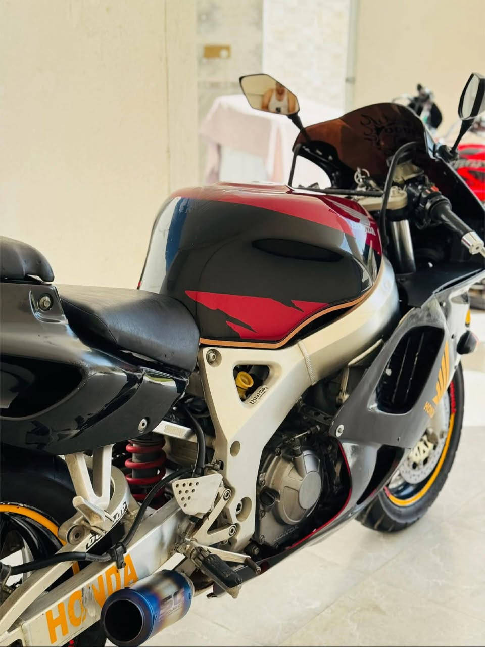 اعادت نشر بسبب الوعوذ الكاذبه .. السلام عليكم  هوندا CBR 919 السرعه 300  الموديل 2005  اوراق كامله  الدراجه جديده جديده  محرك مكفول  عقل مبرمج طلقات  باتري جديد  كهربائيات كامله  عليها اكزوز من ارفخم الاكزوزات. SC منضومه زينون اماميه  تخم اشاير ابو اللد  عدادات كلها شغاله  زوج تايرات جدد  بريكات امامي خلفي مضبوط بلكات NGK تخم   بيها نقوصات كلها تنزل من سعر مكانها الفلوجه  السعر 19 وبيها مجال  اذا مو شراي لا تعبني للاستفسار *********** واتساب اذا مغلق
