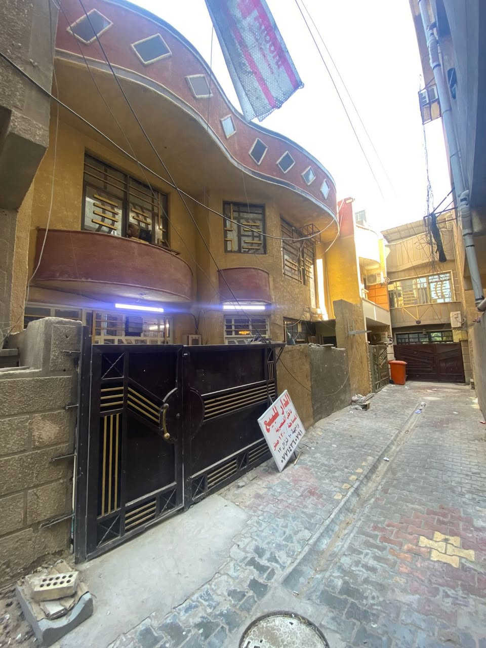 السلام عليكم 
دار للبيع ملك طابو صرف بغداد الغدير م706 قرب أسواق ياسر حياوي داخل قيصريه  واقع حال 120 مساحه110 واجه 10 نزال 12 بناء مسلح 2015 يحتوي 4 غرف نوم واصاله ومطبخ وهول حولي غرفه ارضيه وخدمات 2
 السعر 250مليون تواصل 
***********
