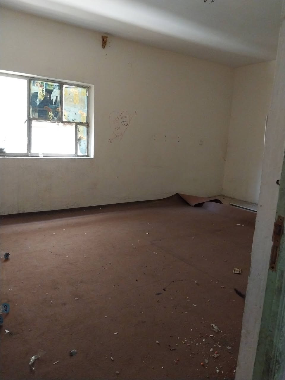 طابق ثاني للايجلر الربيع قرب شركة الهلال الشارع العام ثلاث غرف كبار + صاله مطبخ حمام مخزن صغير وبيتونه واسعة تصلح تكون غرفه صغيره مخدوم كهرباء وماء وتانكي وماطور للمي منفصل طابق مفصول تماما باب ودرج ومعزول مطل على الشارع *********** واتساب
