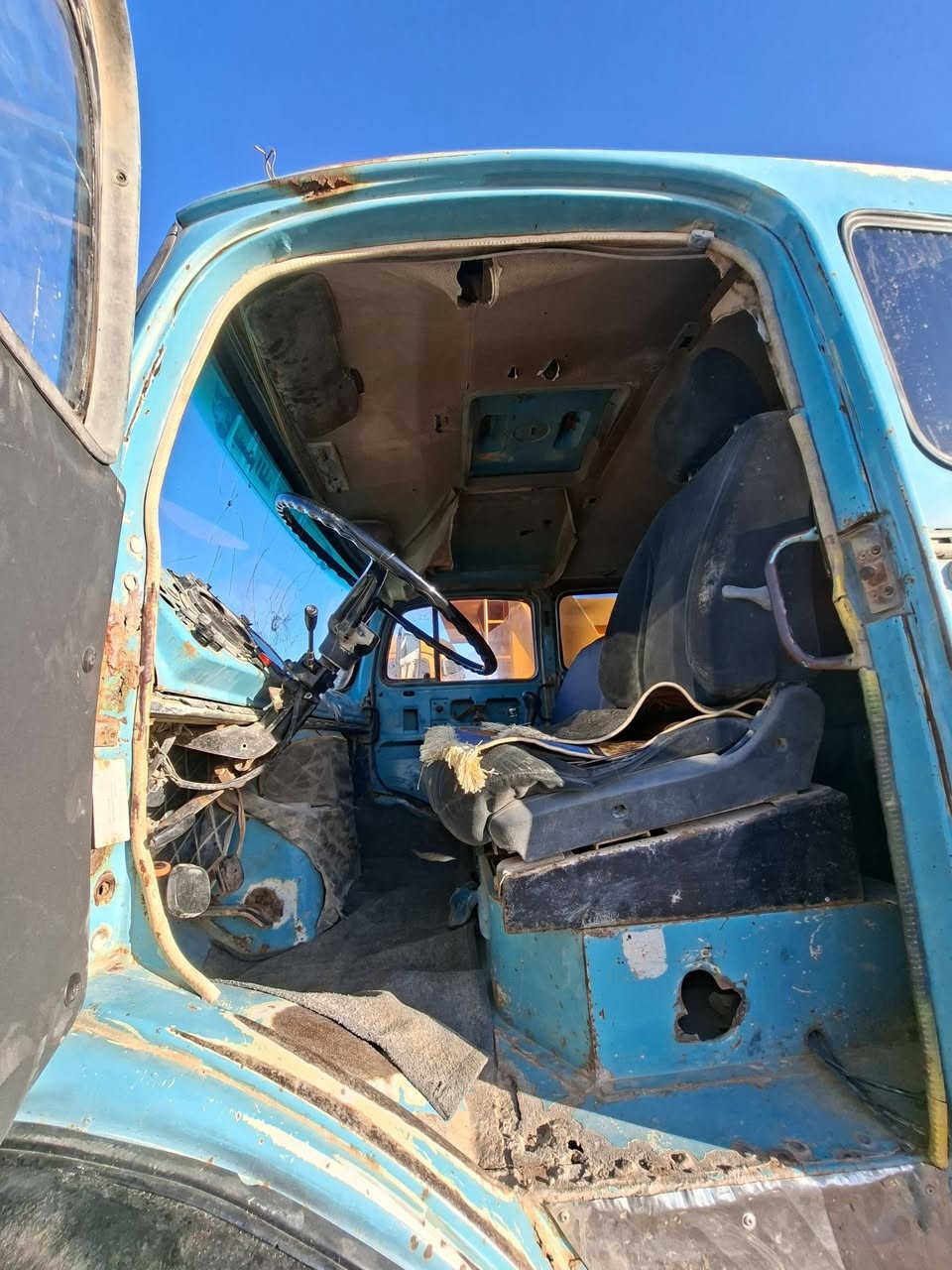 مرسيدس اقجم الون ازرق الرقم الانبار موديل ١٩٧٩   دبل قراره بلادي بيه صبغ شي قليل عنوان الانبار رمادي 5 كيلو خط السريع رقم الهاتف***********
