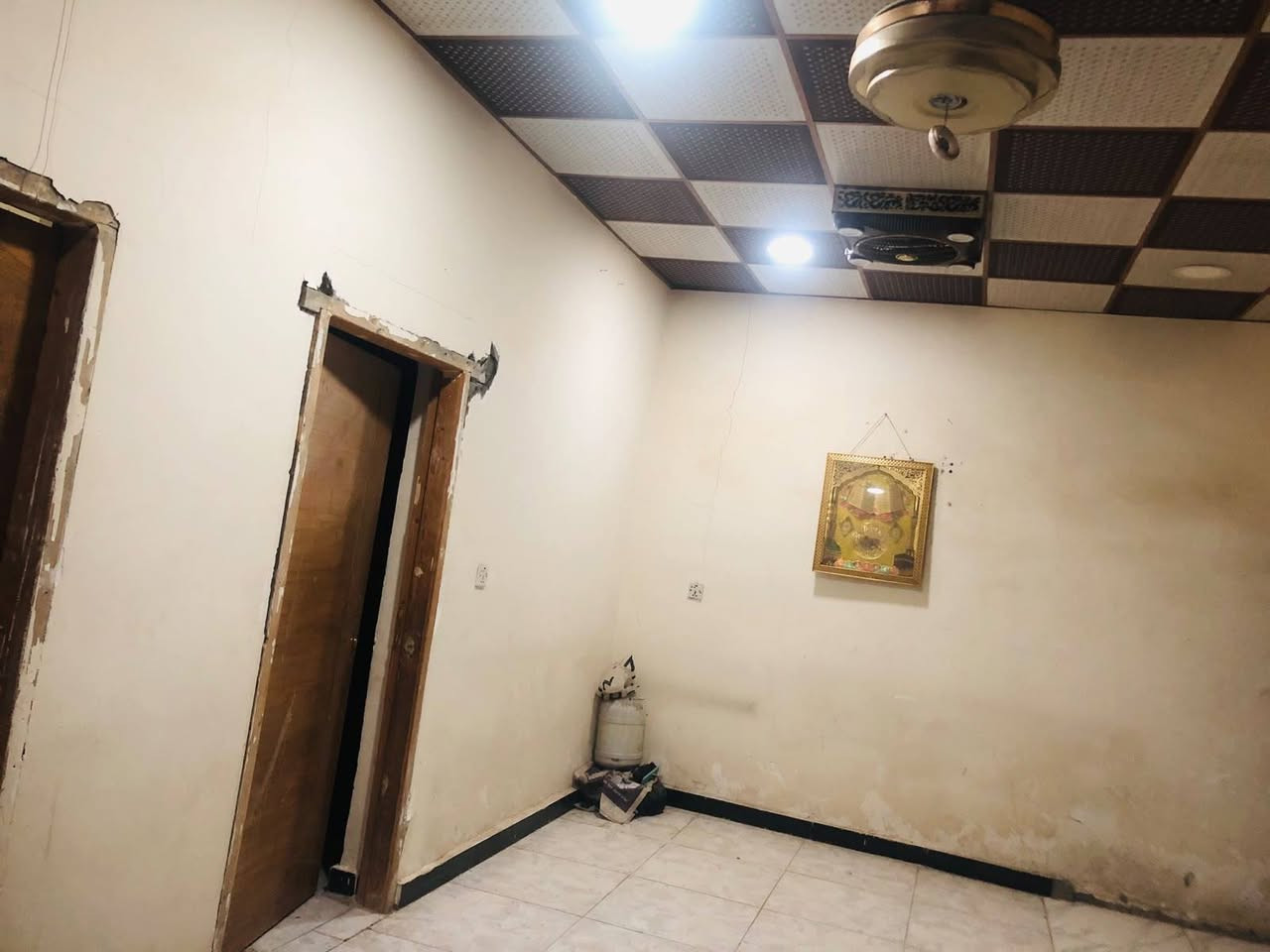 دار للبيع طابقين مساحة 160 م يحتوي على 4 غرف نوم أبو خستاوي بنص المنطقه شارع منصور قريب على الشارع الاتصال على الرقم ***********
