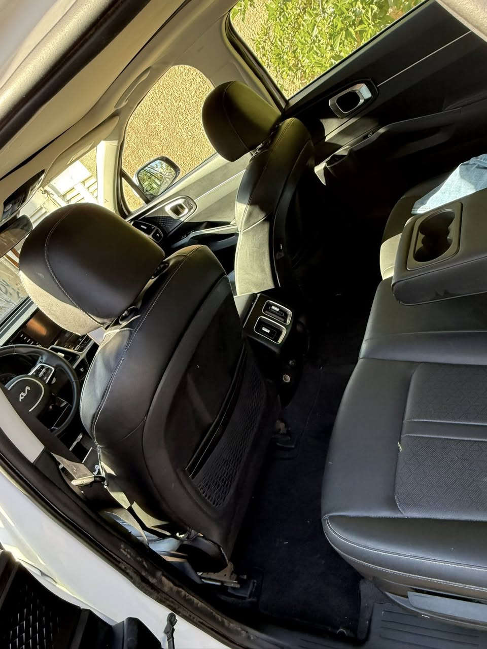 سورنتو موديل 2022
سياره مصبوغه حادثها موجود كدامك بصور 
سياره تعمير حلو 
فول بانوراما
كشنات جلد
تدفئه كشنات
كشن كهرباء
سياره ماشيه ١٢ الف كيلو متر ترايها وين متريد
سياره تخبل جوايه وباسمي خير من الله فقط دهن بانزين مصرفها
معروضه 175  بيها مجال حك جيتك للاستفسار 
*********** واتس ال فقط
