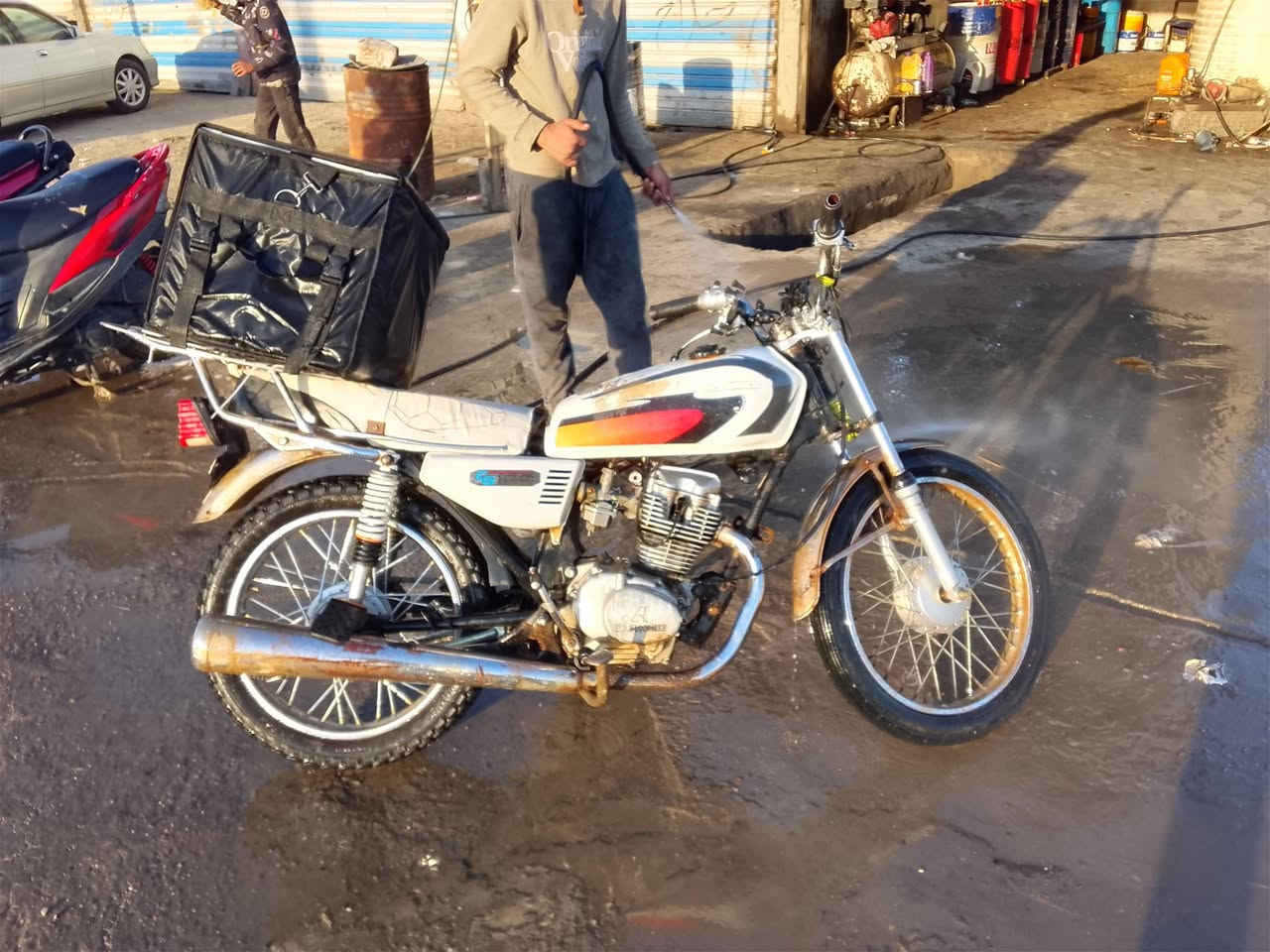 سلام عليكم دراجه أربعة كير للبيع من ظمن صندوك 300قفل ***********
