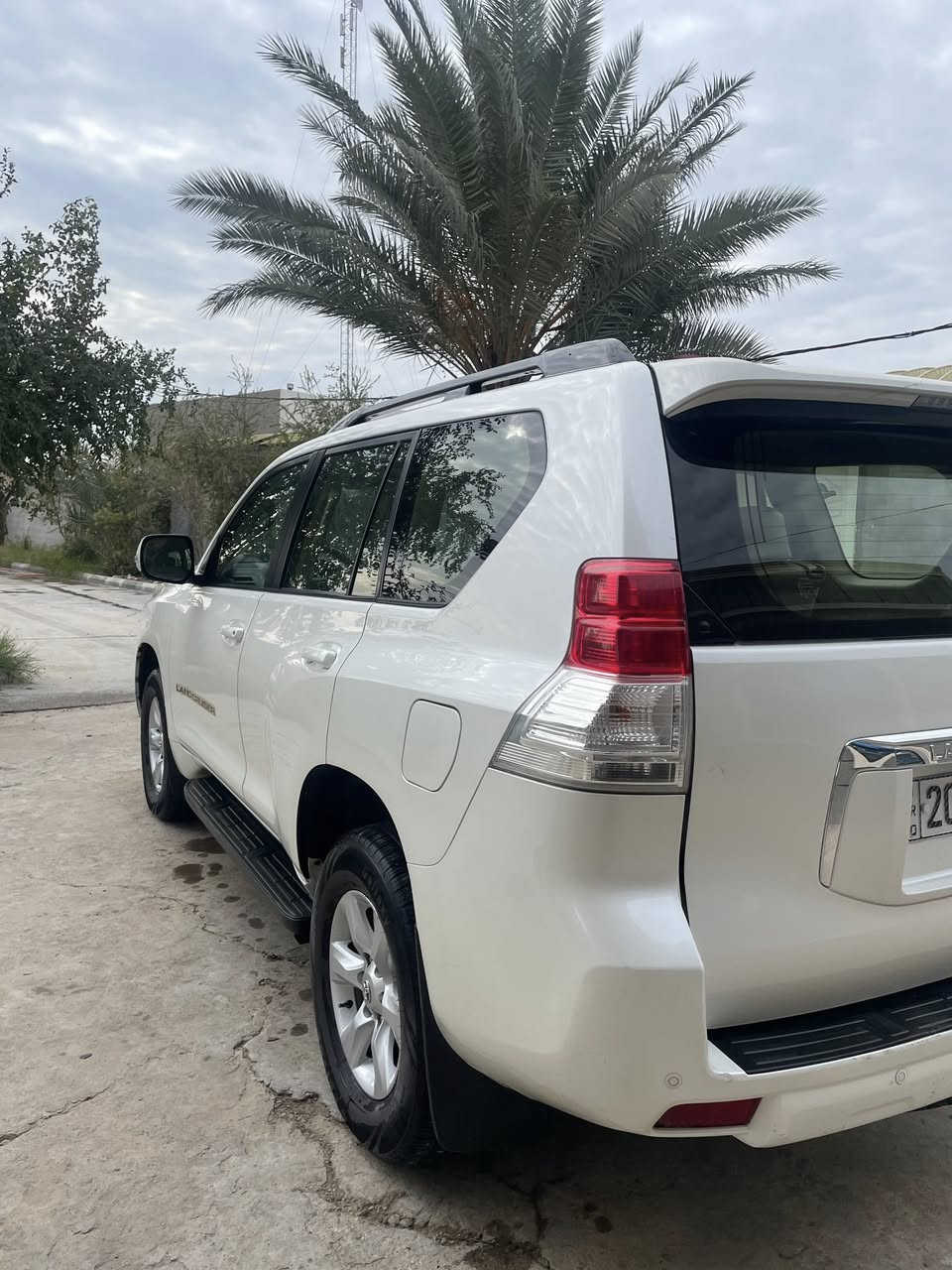 برادو 2012 TXL
6سلندر 4000
وارد خليجي (سعودي) ماشيه 167الف كيلو
السياره ممتعوبه محافظين عليها 
صبغ قطعه واحده المصد الامامي 
مع تبديل باب واحد  
10 ايرباك
ثلاجه داخليه 
تشغيل بصمه 
ودخول بصمه ايضاً
شاشه لمس 
فتحة سقف سلايد 
كامرا خلفيه 
تحكم ستيرن 
مثبت سرعه 
كراسي جلد وكرسي السايق كهرباء
تبريد 3 قطع
دفع رباعي (4x4)
مرايات تحكم كهربائي
السياره مكفوله من كل شي 
وباقي التفاصيل مثل ما موضحه بالصوره 
السعر 275 وبيها مجال 
المكان: بغداد  
والي يريد يستفسر بالخدمه موجود 

للتواصل : ***********
