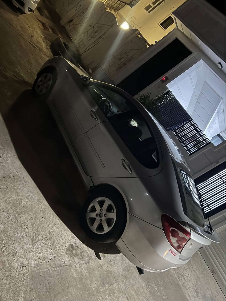 proton 2011
پرؤتؤن ٢٠١١
علوجة سةيارةكة و ساغ ساغ
كير تؤماتيك
تةبريد سارد و گةرم لة جئ خؤى ئيشى پئيكة
هةموو گيانى بةشةرت
تةقةو رةقة بةشةرت
تازة رؤنى گيرو مةكينةى گؤراوة
سئ پارچةى بؤياغة بئ ناو گرتن
دةعامى بؤ دةعامى چةكوچى پئوةنية
كاربونةوةى نية
شوخوت و چالو  چؤلى نية  
سةيارةكة زؤر پاكو بئ كيشةية  
هى مالانة هى مةعرةز و شت نية
سةيارةكة ١٦٩ هةزار هةقيقى رؤى شتوة 
ساغة براو موس نية 
هةموو گيانى بةشةرت 
٣٥ كةلاو كةميك مةجالى برايانة 
*********** ڤايبةرى لةسةرة
*********** تيل و وةتس ئاپى لةسةرة 
مشتةرى نيت بيزارم مةكة لةگةل ريزم 
لة رانيةم رانية, السليمانية
