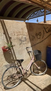 بايسكل 26 اللون الأصلي: وردي فاتح 🌸 للبيع بسعر 25 ألف  المواصفات الظاه...