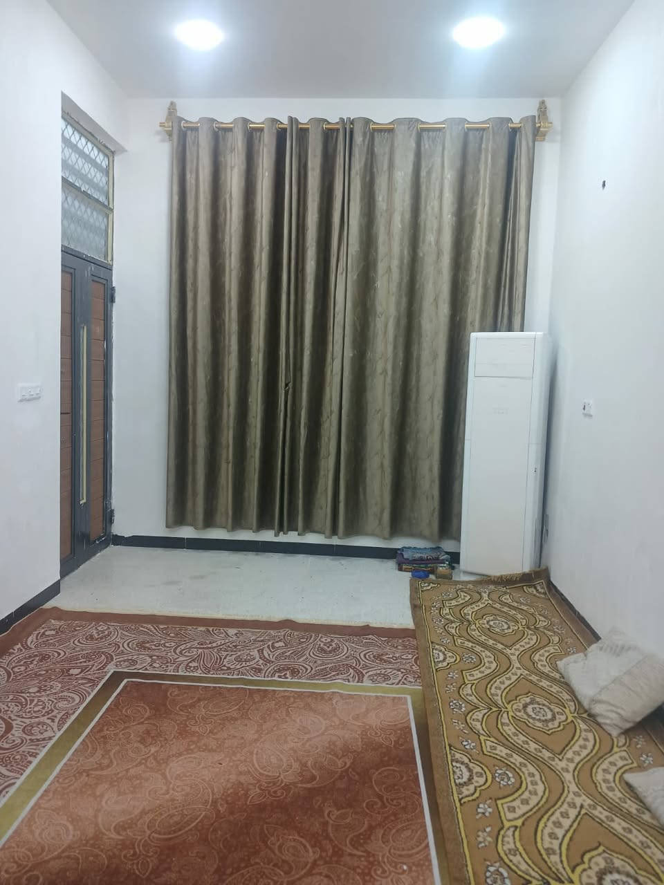 🔴 بيت للبيع – فرصة سريعة في بغداد!🔴
📍 الموقع: جسر ديالى القديم، شارع الإطفاء، خلف الجنسية
السعر: 125 مليون فقط
(قابل للتفاوض)
 مساحة: 150 متر | الطابق الأرضي: صالة، أستقبال ،مطبخ، حمام، غرفة،منور أثنين  | الطابق الثاني: صالتين، غرفتين 
طابو زراعي – سند 25

 مستعجل البيع – فرصة ما تتكرر!

حكيم نجم – وسيط عقار
📩 رسالة أو اتصال: ***********
