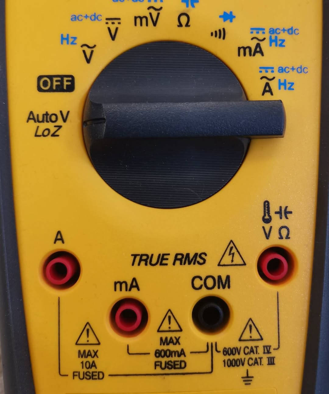 مولتيميتر من شركة آيدل الأمريكيه المشهوره بجودة منتجاتها،،
دقيق جدا،
 الدقة ملي فولت و ملي امبير
يتميز بخاصية قراءة الفولتية الحقيقيه واهمال الفولتية الوهمية،،
بالاضافة الى الوظائف الاخرى المبينة في الصور،،
فحص المتسعات و المقاومات و الدايود و التوصيلية و الهرتزيه،، ودرجة الحرارة، و اكتشاف القطع في الاسلاك الكهربائية و تمييز الاقطاب الموجبه من السالبه.. 
 السعر ١٧٥ الف دينار،
 للاستفسار الاتصال على ***********
