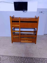 تخت أطفال طابقين • خشب عراقي • مقاس ١٣٥×٧٣×١٤٥