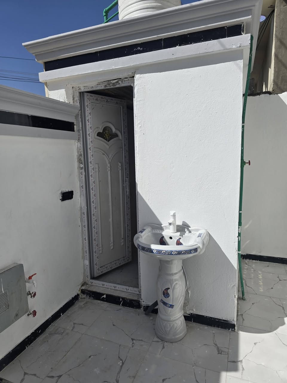 بيت طابو زراعي عراقي ابو خصيب حمدان قريب على شارع الفك ريسي المساح البيت ١٣٠متر يحتوي قرف ديوان ومطبخ ستقبال وحمام ومدخل حمام خرجي كهربائيّ ماء شارع ١٠متر السعر ٦٥مليون وبي مجال اتصل ***********
