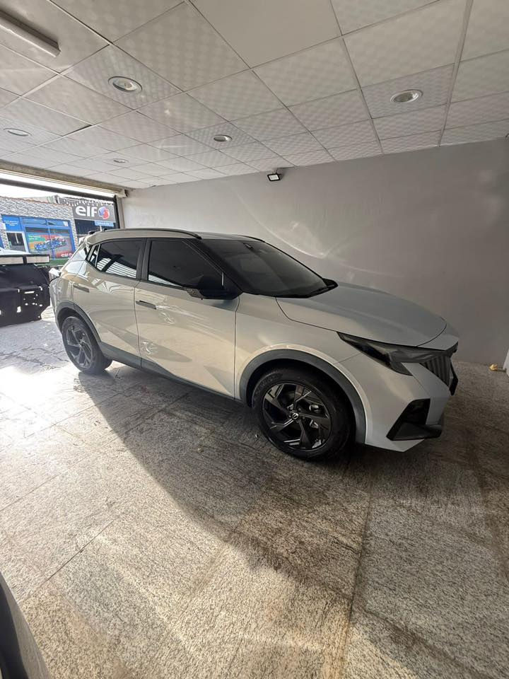 سلام عليكم للبيع 

مواصفات المحرك و الأداء

المحرك: سعة 1.5 لتر تيربو، 4 سلندر.

القوة: 177 حصان.
كامرات360درجه

عزم الدوران: 270 نيوتن متر.

ناقل الحركة: أوتوماتيك دبل كليتش بـ 7 سرعات.

نظام الدفع: أمامي.

استهلاك الوقود: حوالي 6.3 لتر/100 كم (حسب بعض المصادر).

التسارع: من 0 إلى 100 كم/س في 7.5 ثانية (حسب الأرقام الرسمية في بعض الأسواق). 

المواصفات الخارجية

الإضاءة: مصابيح أمامية وخلفية LED مع وظيفة "Follow Me Home".

جنوط: مقاس 18 بوصة.

مرايا خارجية: قابلة للطي كهربائياً ومدفأة.

مساحة التخزين: صندوق خلفي كهربائي بسعة 341 لتر.

ميزات إضافية: فتحة سقف بانورامية. 

المواصفات الداخلية و أنظمة السلامة

نظام الدخول والتشغيل: ذكي.

التكييف: فتحات تكييف لصف المقاعد الثاني.

نظام الثبات والتحكم: نظام المساعدة في ثبات السيارة ونظام المساعدة للانطلاق على المنحدرات.

المراقبة: حساسات خلفية، كاميرا خلفية، ونظام مراقبة ضغط الإطارات.

السلامة: نظام الفرامل المانعة للانغلاق (ABS) وفرامل يد كهربائية.

ميزات إضافية: مثبت سرعة، نظام تشغيل المحرك عن بعد.

مكان سيارة كربلاء 
***********
