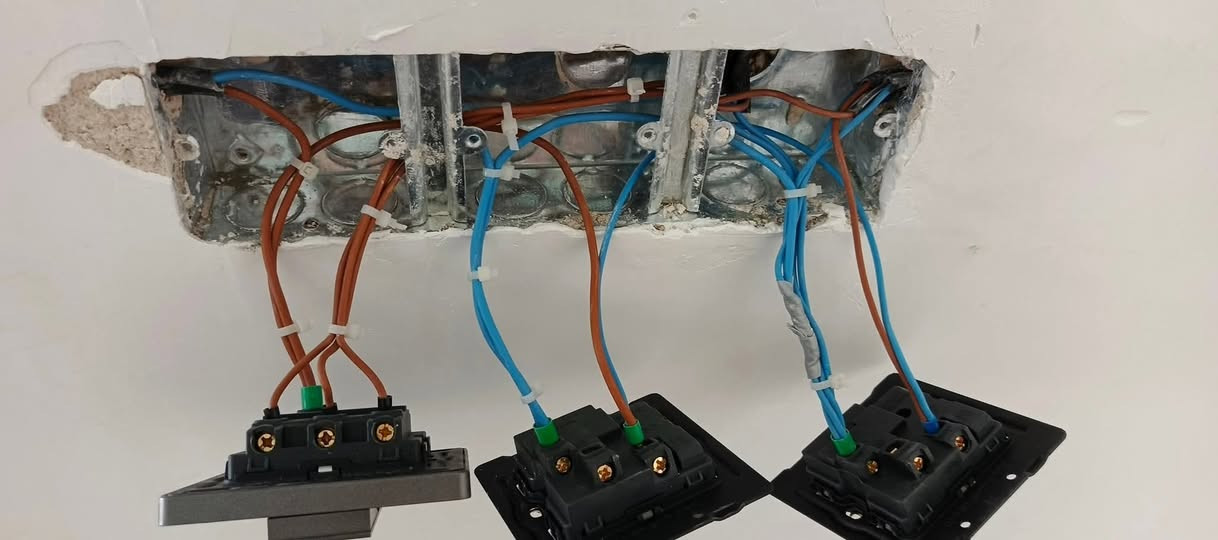 العمل داخل الديوانيه 
سيف الكهربائي
￼ لكافة الأعمال الكهربائية سيمنز- بوري- صيانة ترميم
للاستفسار:***********
