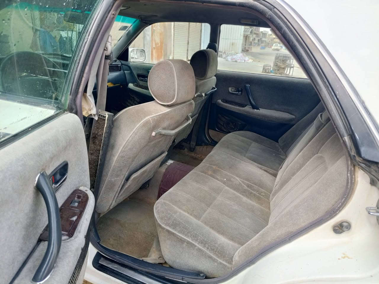 السلام عليكم
راس ثور مكصوصه جنطه و مصبوغه جماليه  
موديل 97
تخم تاير 
محرك 2ونص محرك بطه 
رقم بغداد مشروع وطني 
تحويل ثاني يوم ب اسم المشتري 
العنوان واسط النعمانيه 
***********
