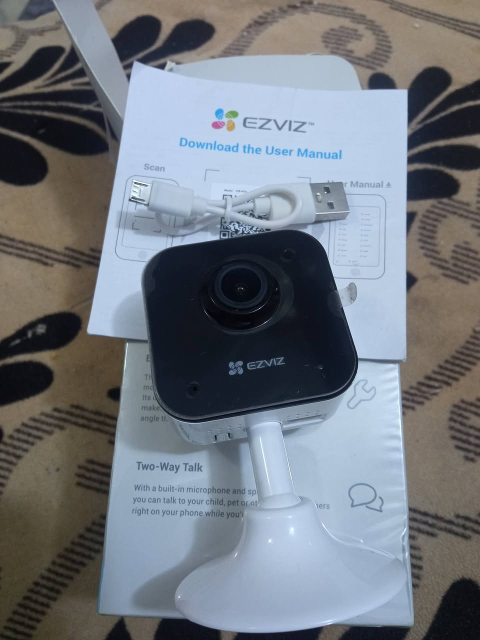 نوع الكاميرا وطرازها
الاسم البرمجي هو EZVIZ H1c، وهي كاميرا داخلية ذكية (Smart Home Camera) تتميز بتصميمها المدمج وقاعدتها المرنة.

​أهم المميزات التقنية (من واقع العلبة):

​دقة التصوير (1080P Resolution): توفر جودة فيديو عالية الوضوح (Full HD) لرؤية التفاصيل بوضوح.

​دعم تسجيل الصوت (HDTVI Audio): تتميز بقدرة عالية على التقاط الصوت بوضوح بفضل الميكروفون المدمج.

​المحادثة ثنائية الاتجاه (Two-Way Talk): تتيح لك التحدث مع الأشخاص الموجودين أمام الكاميرا وسماعهم عبر هاتفك.

​اكتشاف شكل الإنسان (Human Shape Detection): ترسل تنبيهات ذكية عند رصد حركة بشرية فقط، لتجنب الإنذارات الكاذبة الناتجة عن الحيوانات أو الستائر.

​التوافق مع المنزل الذكي: تعمل مع مساعد جوجل (works with Google Home)، مما يسمح لك بالتحكم بها عبر الأوامر الصوتية.

​دعم الـ NVR: تدعم الربط مع أجهزة تسجيل الفيديو الشبكية (NVR) لتخزين الفيديوهات لفترات طويلة.

​اتصال الواي فاي: تعمل على تردد Wi-Fi 2.4GHz.السعر 35مع توصيل


**إذا كنت صاحب هذا الإعلان وتريد حذفه لأي سبب، رجاءا أرسل رسالة إلى الدعم الفني**
