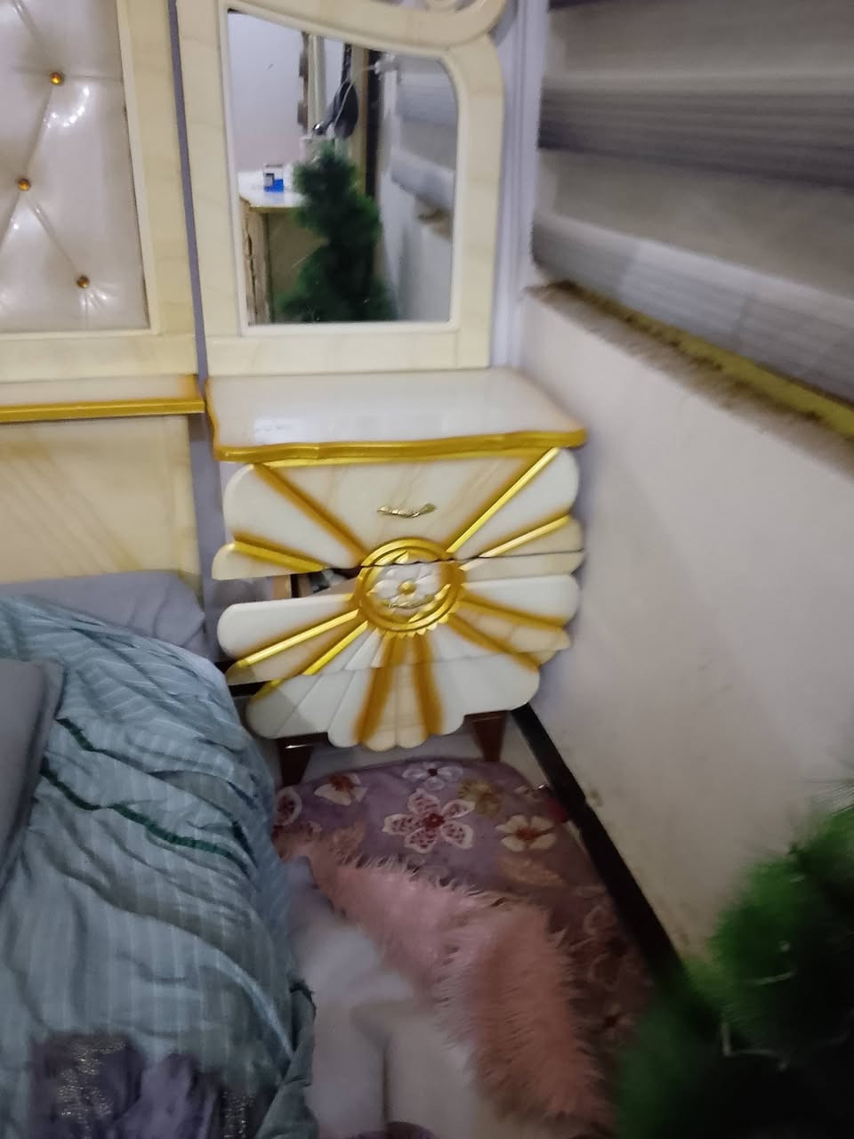 سلام عليكم غرفه نوم صاج عراقي اصلي ضررها بل صور الله شاهد نضيفه سعر 800 وبيها مجال حك الجيه مكاني بغداد الكماليه رقم ***********
