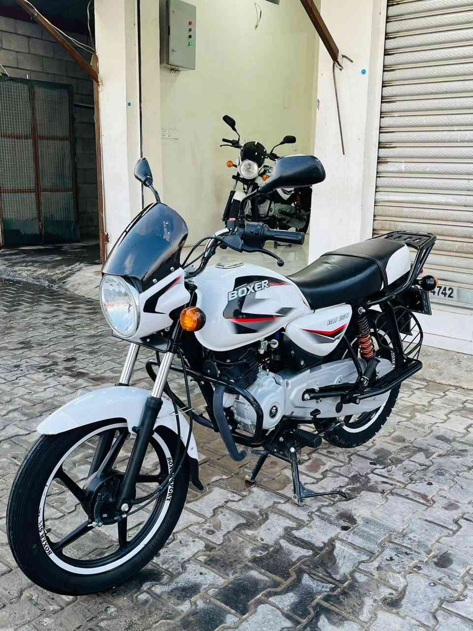 يالله السلام عليكم بوكسر موديل ٢٢ مرقم لوحة وسنوية انكليزي تحويل ثاني دراجة كفالة عامة من الشخط مكينة سبانة ماممدوة عليهة جيب الف فيتر يفحص ماشيه ٩الاف حقيقي دراجة جديدة بمعنى الكلمة ترايك وين ميعجبك 
ودراجة بعد احله من الصور 
متوفر نضام اقصط ماستر الرافدين فقط 
عسكري متقاعد موضف او وريث 
مكاني ديالى_بعقوبه التحرير 
بيع او مراوس 
***********
