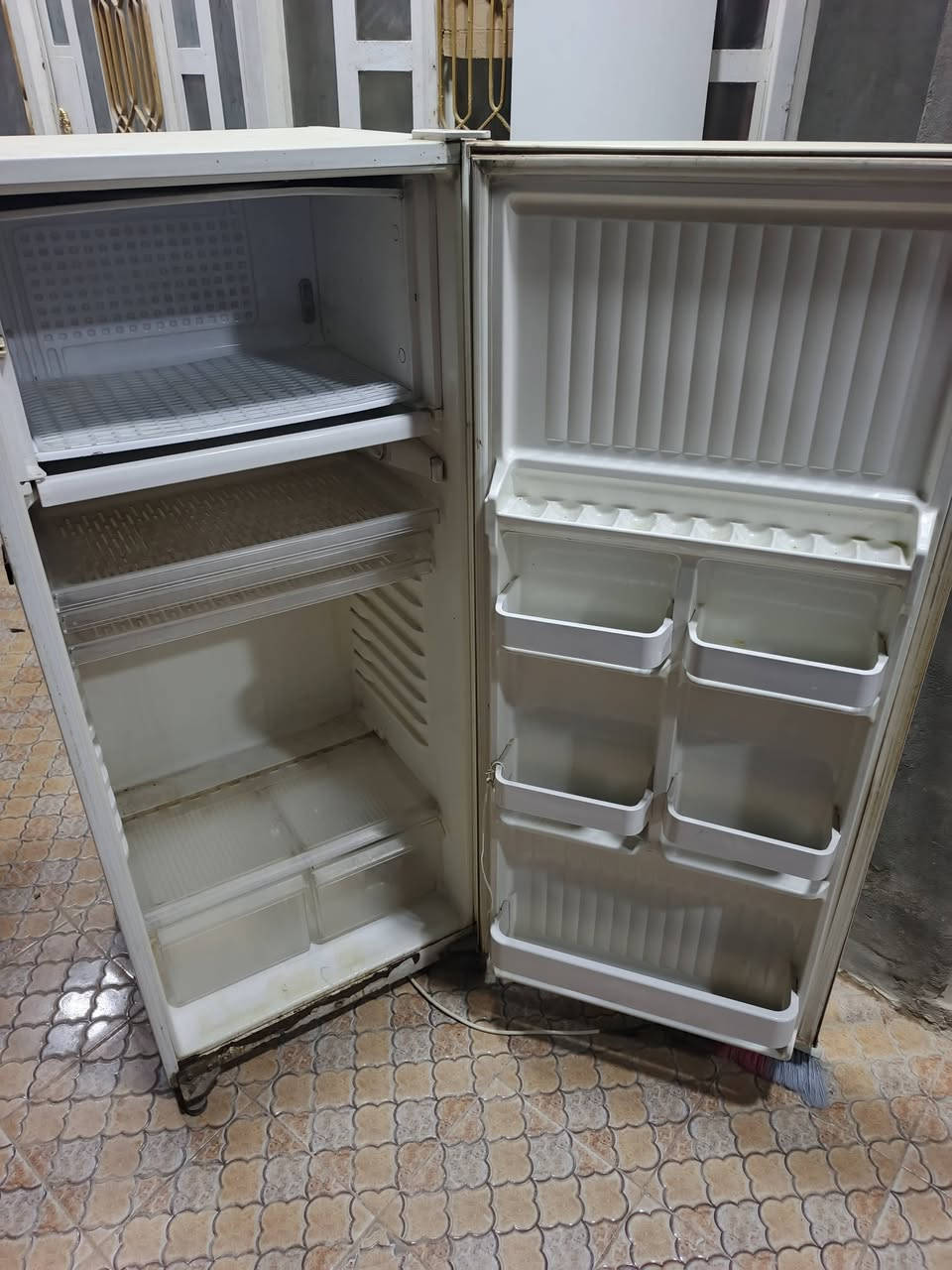 ثلاجه شغاله للبيع بسعر مناسب للاستفسار الاتصال ع الرقم ***********او خاص
