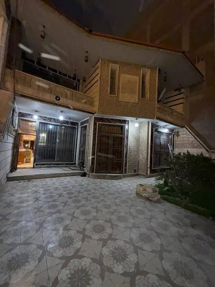 بيت حديث RM تجاري مقابيل فندق بلوم فرع ايكو بناء 2015 بسم شخص واحد المساحة 346 الواجة 12 يحتوي على 10 غرف نوم نظام سويتات ومؤثث اثاث حديث يحتوي على جاكوزي و ساونه ومسبح 
ويحتوي على مكاتب رئاسية و اجهزة رياضية وغرفة للحلاقة و 14 سبلت 2 كنتوريات ويحتوي على مولدة 100kv وهناك كثير من تفاصيل للستفسار اتصال على الرقم ***********
 سعر مليون و900 الف دولار بغداد, العراق
