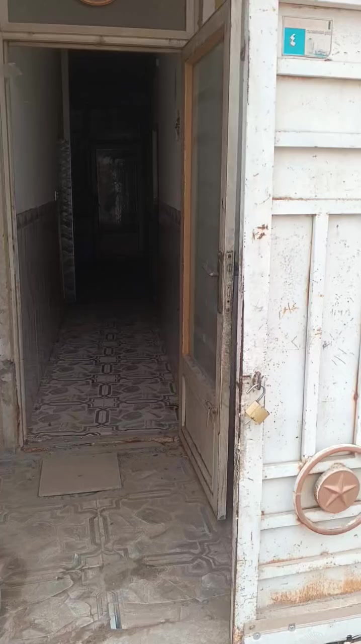 السلام عليكم يتوفر شقة الايجار المساحه 90متر في حي الزهور نهاية شارع أبو طالب طابق  تحتوي على غرفة نوم وصاله ومطبخ واستقبال وصحيات سعر الايجار 250الاستفسار ***********
***********
