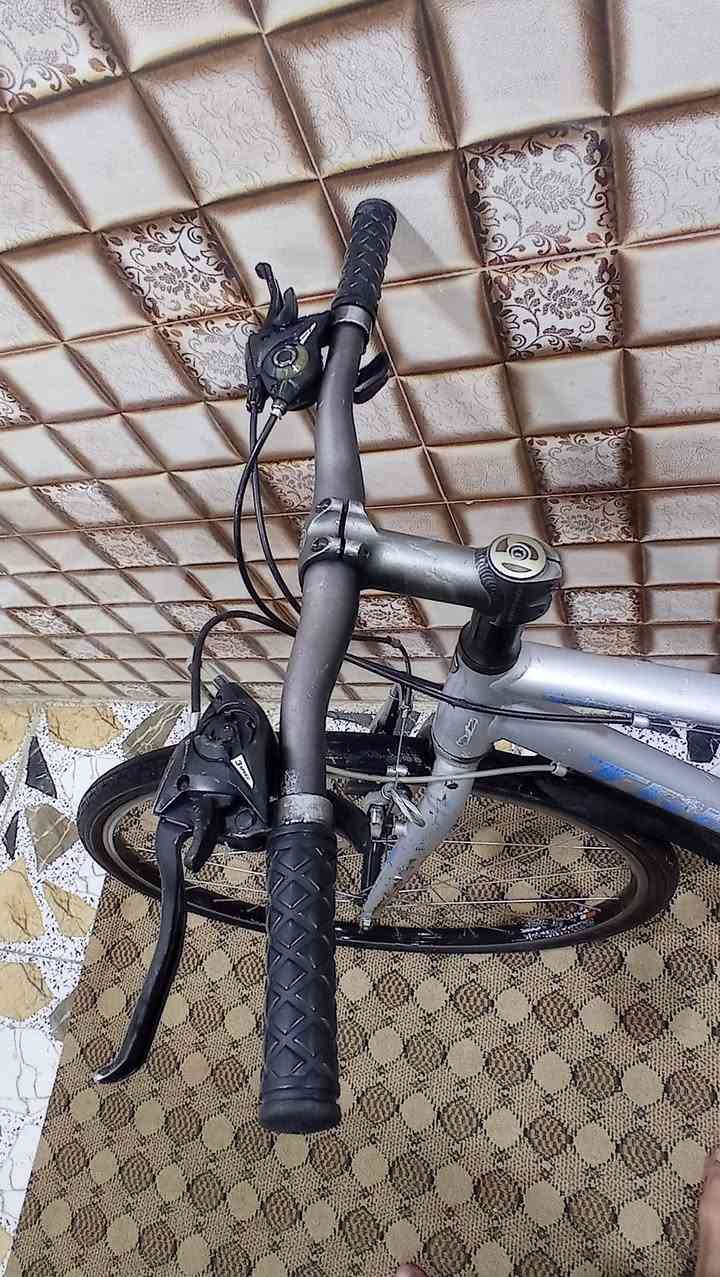 السلام عليكم 
بايسكل للبيع نوع TREK
مناقصه كل شي 
العنوان//موصل//حي السماح 
السعر 65 وبيه مجال بسيط للطيبين
للتواصل ***********
