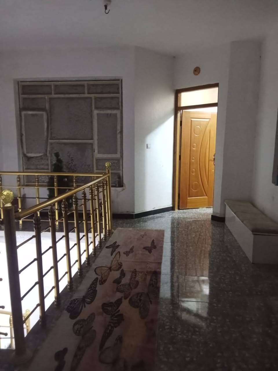 بيت خلفي  للبيع حي الفداء شارع ابو لبنان قرب شارع 60 المساحه 100م طابقين الطابق الاول غرفه صاله استقبال مطبخ صحيات الطابق الثاني غرفه صاله كبيره السعر 85للاستفسار ***********
