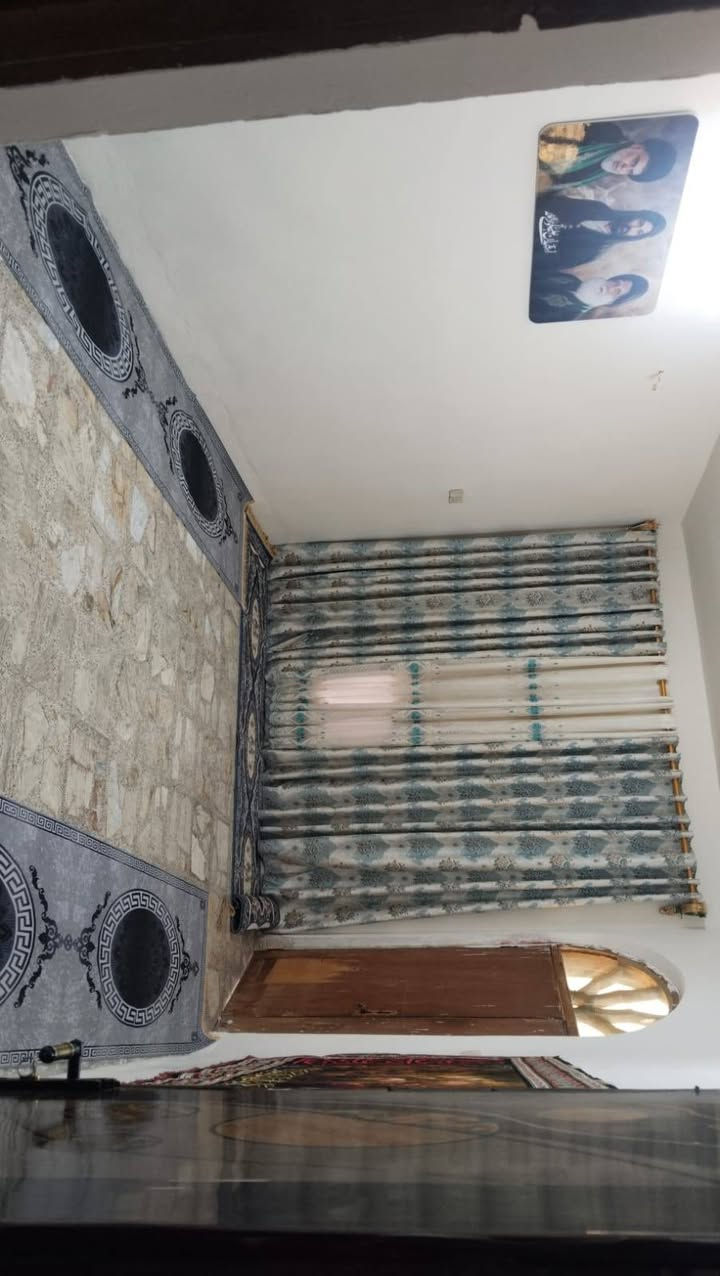 السلام عليكم
بيت للبيع  طابو صرف المساحه 150 متر 
بحي الرحمه بفرع مخبز الحجي
طابق ونص
الارضي : غرفتين وصاله واستقبال ومطبخ وحوش
الفوك: غرفتين وصاله صغيره وملحقات 
السعر الاتصال على الرقم ***********
