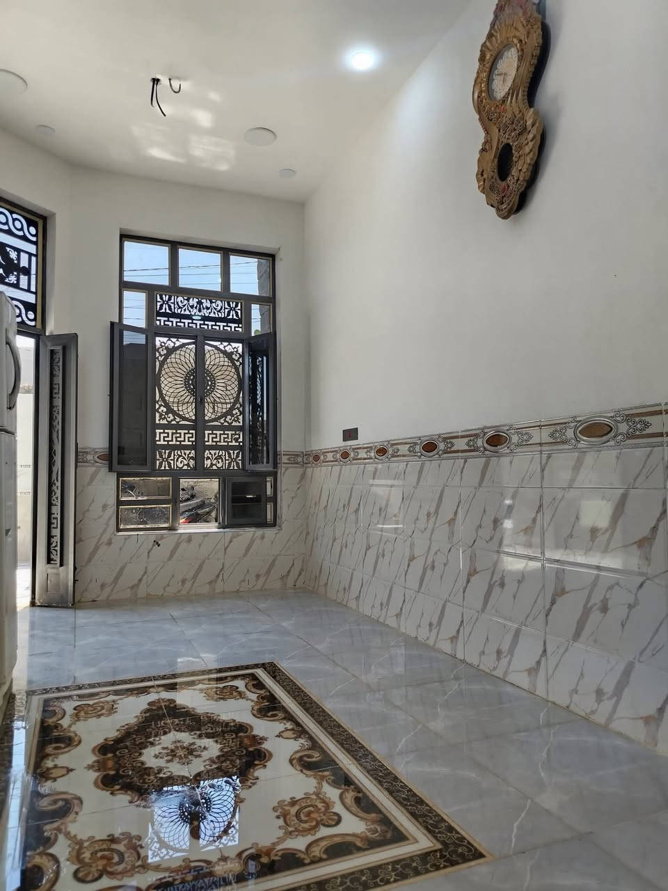 السلام عليكم يوجد بيت للبيع خلف مجمع الرحاب شارع المضيف مساحه ١٢٥ بسعر جدا  مناسب للاستفسار ***********
