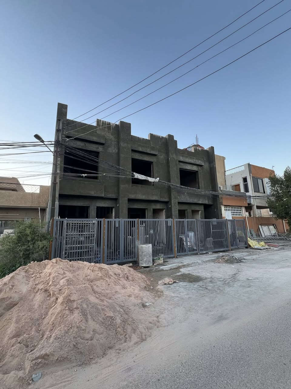 مشتملات  عدد ( 2 )50 متر 
ومشتمل واحد 61م مداخلين للبيع 🏡🏡🏡

كل مشتمل ثلاث طوابق 

(((3غرف نوم و3صحيات )))

سيراميك ألواح 
والواجهة تغليف بورسلين 

علئ شارع 20متر رصيف 4متر 

بناء مستقل غيرمشترك 🏚️🏚️🏚️

 50متر واجهه4متر  
نزال 13متر 
61متر واجهه واجهه 5متر نزال 13متر  

بناء حديث درجه اولى 
يحتوي على صاله ومطبخ وحمام 
الطابق الثاني
غرفتين نوم.  حمام. عدد 2
طابق الثالث غرفه نوم وسطح امامي 

العنوان :: بغداد حي الجهاد الضباط مقابل مجمع الرتاج السكني  خلف الشارع العام مباشر 

للاستفسار الاتصال ***********
