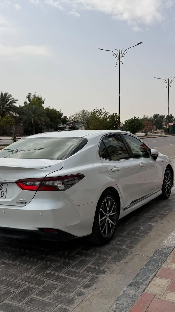 كامري موديل 23 هايبرد فئه GLE فول مواصفات وبعدد معروفه مواصفاتها بيها رصعات كلش خفيفه  موضحه بالسونار  سياره رقم بغداد مكانها كربلاء رقمي *********** سعرها 240
