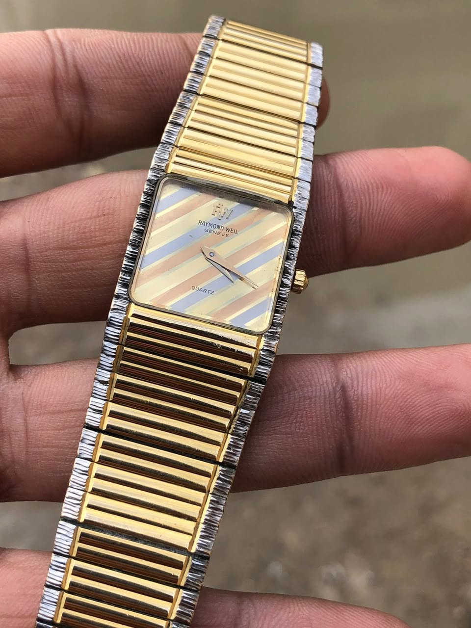 السلام عليكم 
راموند ويل كوارتز 
لونين بلادي نظيفه جدا 
السعر 250 دولار 
يوجد توصيل


**إذا كنت صاحب هذا الإعلان وتريد حذفه لأي سبب، رجاءا أرسل رسالة إلى الدعم الفني**