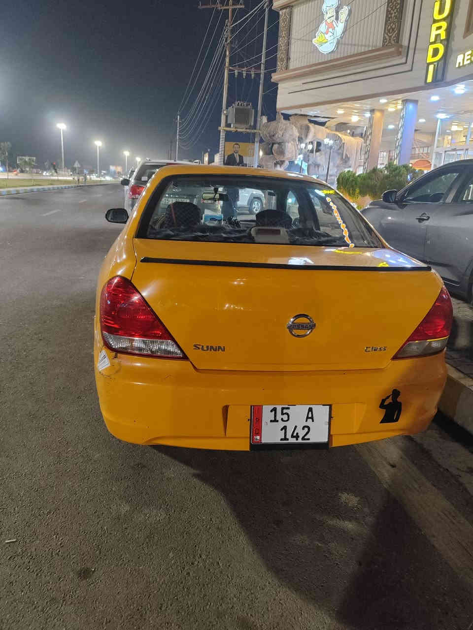 السلام عليكم..    ***********
نيسان سني 2011 محرك 1800 گير عادي شاشه وكامرا ترايك وين ماتريد  بأسمي مصفره هيئه وغرامات سنويه ماساقطه بيهه ضربه بجم مبدل لا مبين ولا مأثر عليهه مراوس بألنترا من 7لل9 حتا اذا ابيهه حادث رايدهه مال تكسي سعرهه 70
