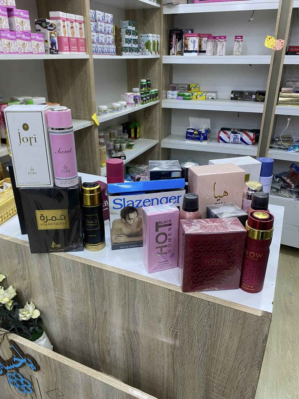 سلام عليكم اغراض كوزمتك للبيع مع فاترينات للستفسار***********
