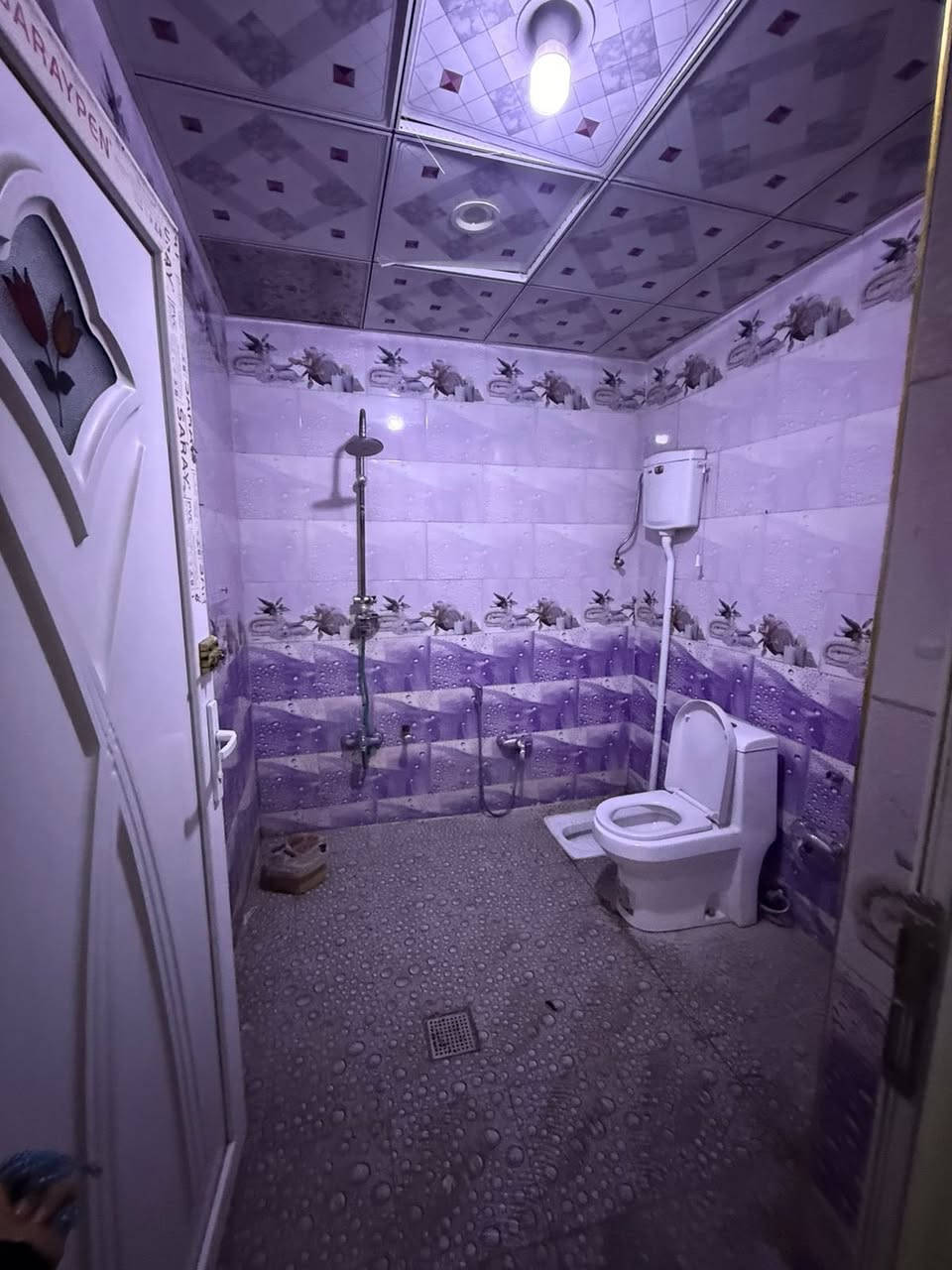 السلام عليكم شقه الايجار غرفتين نوم واستبقال ومطبخ ابو دشير بالبدايه الضغط قرب ملعب ابو دشير 
يجار 350
***********
