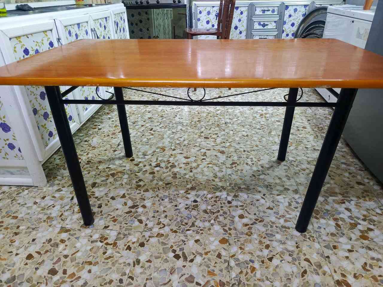 ميز طعام طول متر ونص وعرض متر سعر 25 الف الرقم ***********

