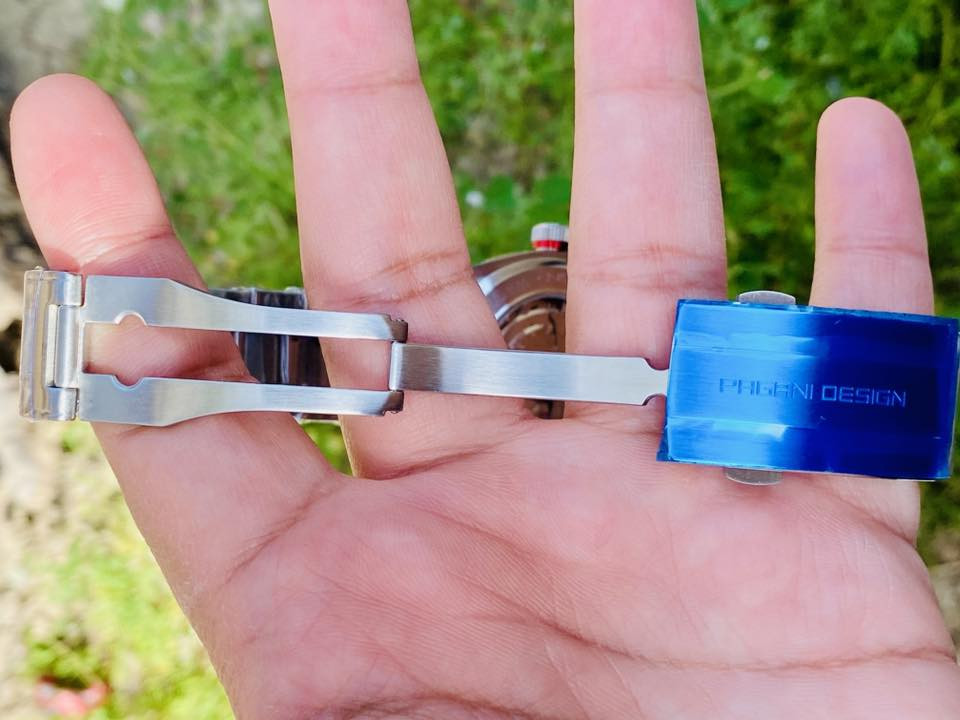 ساعة يد باجاني ديزاين (Pagani Design)
مكينة أوتوماتيكية يابانية من NH35A .
مصنوعة من الفولاذ المقاوم للصدأ بدرجة 316L.
كريستال ياقوتي مع ضد الانعكاس ومقاوم للخدش.
مقاومة للماء حتى عمق 100 متر (10 بار).
القطر 43 مع لامينوس اميال ومؤشرات.
الساعه لوك جديده مع كامل مرفقات
عرض منفذ شهـري والرنك دوار .


**إذا كنت صاحب هذا الإعلان وتريد حذفه لأي سبب، رجاءا أرسل رسالة إلى الدعم الفني**