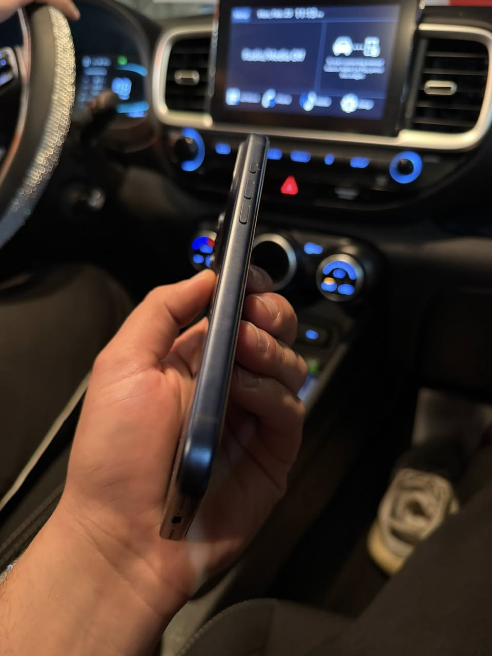 سلام عليكم
17 برو ماكس نيلي نظافه 100‎%‎ كامل مع جميع ملحقاته 
اي سم شريحه الالكترونيه 
ذاكره 256 
كامل مع الكارتونه
بطاريه 100‎%‎ وبعده بالضمان مشحون 41 مره فقط
مكاني بغداد الدوره 
***********
