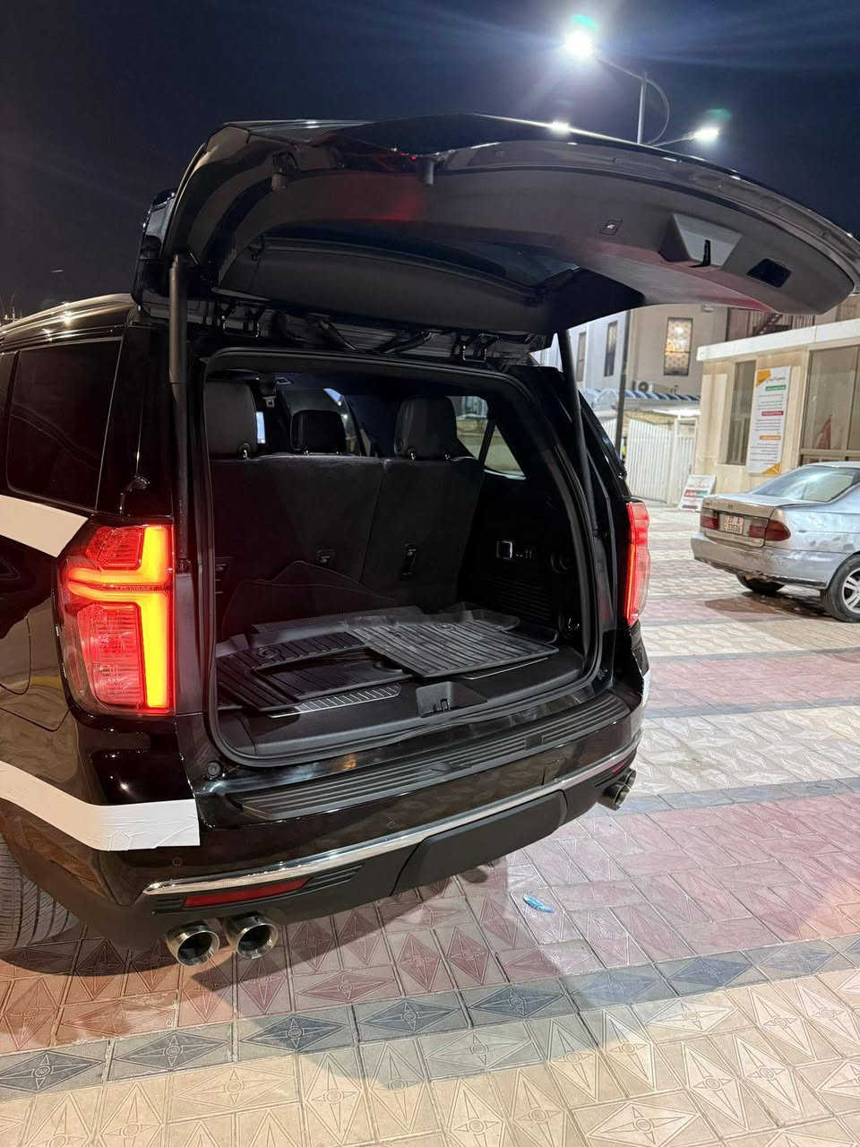 ت
تاهو بريمير فول معروفه مواصفات البريمير  2021 امريكي حادثها فقط دعاميه اماميه مكسوره 
بنراما 
دوسه كهربائية نشره 
شاشات خلفيه 
توقف ذاتي
هواي بيها مواصفات 
معروضه ب 460 ( السياره كتاب ضباط) 
 مكان السياره ناصريه 
ممتواجد ع فيس تصل او واتساب 
***********
