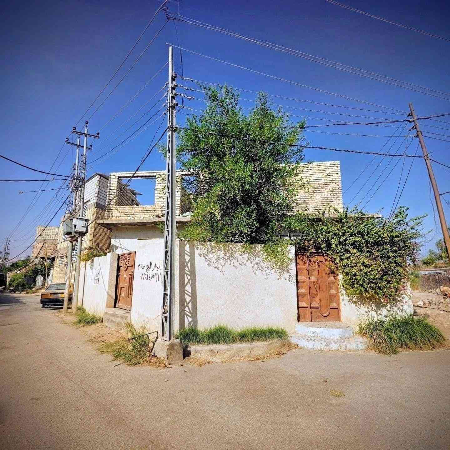 دار للبيع  بالكوفة قرب فلكة الدلال طابو زراعي ومعاملة طابو صرف كاملة
طابقين الطابق الثاني واصل للسقف

ركنين على 3 شوارع 

مساحة البيت الكلية 240

180 بناء

31 دنكة كونكريت مسلح (بيت وسياج دنك)

اساس صب وسقف صب كونكريت وبناء طابوق

كهرباء بواري دفن شغل راقي جدا ومتعوب عليه

يحتوي البيت على:

الطابق الاول:

صالة كبيرة جدا

2 غرف

استقبال

مطبخ

حمام داخلي سيراميك وسقف الحمام صب كونكريت مسلح مع مخزن فوقه

حمام خارجي سيراميك سقف صب كونكريت مسلح

صالة

الطابق الثاني مبني للسقف

3 سويتات مع حماماتهن

الحديقة مزروعة ومثمرة ما شاء الله.

العنوان: الكوفة قرب فلكة الدلال.

***********
