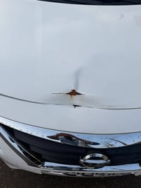 نيسان صني للبيع موديل 25 ماشي 20 بيها ضربه بالبريد وبالباب على قد شبر ...